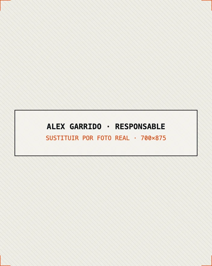 Alex Garrido, responsable técnico de Reparar Cardan, en el taller de Nou Barris